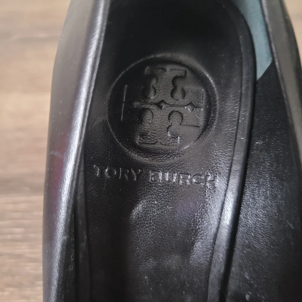 Tory‎ Burch Black Leather Peep Toe Platform Pumps Gold Logo Block Heel